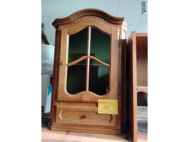 Lot 120 - klassiek hangend eikenhouten vitrinekastje - afbeelding 1 van  4