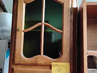 Lot 120 - klassiek hangend eikenhouten vitrinekastje - afbeelding 1 van  4