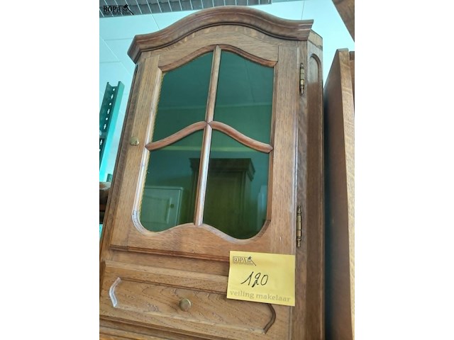 Lot 120 - klassiek hangend eikenhouten vitrinekastje - afbeelding 2 van  4