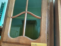 Lot 120 - klassiek hangend eikenhouten vitrinekastje - afbeelding 2 van  4