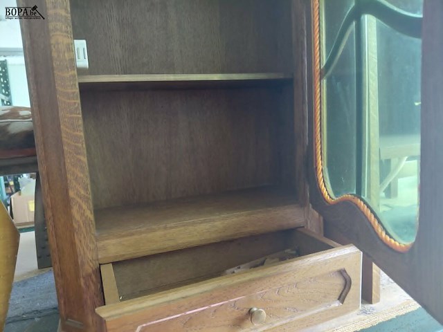 Lot 120 - klassiek hangend eikenhouten vitrinekastje - afbeelding 3 van  4