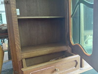 Lot 120 - klassiek hangend eikenhouten vitrinekastje - afbeelding 3 van  4