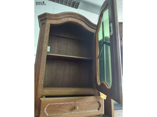 Lot 120 - klassiek hangend eikenhouten vitrinekastje - afbeelding 4 van  4