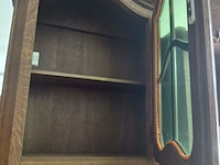 Lot 120 - klassiek hangend eikenhouten vitrinekastje - afbeelding 4 van  4
