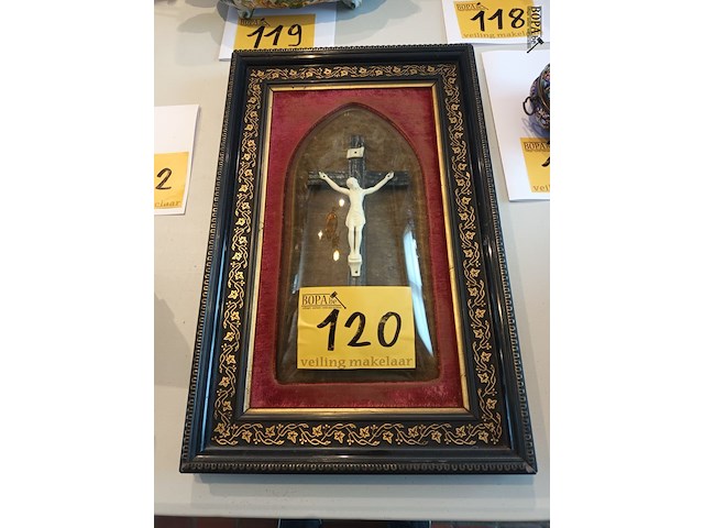 Lot 120 - kruisbeeld in kader - afbeelding 1 van  4