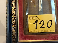Lot 120 - kruisbeeld in kader - afbeelding 2 van  4