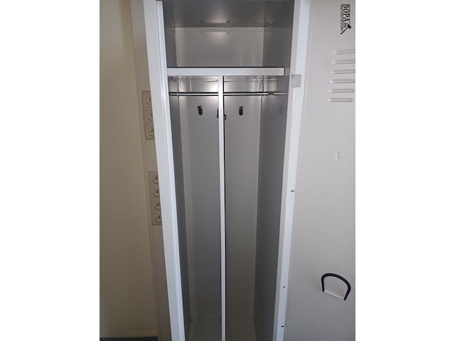 Lot 120 - metalen lockerkast - afbeelding 2 van  3