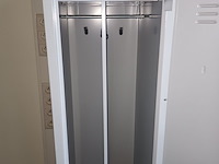Lot 120 - metalen lockerkast - afbeelding 2 van  3
