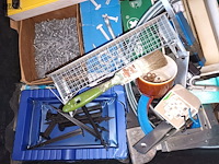 Lot 120 - pvc kuip met gereedschap - afbeelding 2 van  6