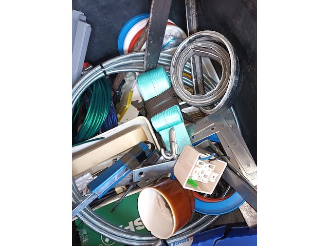 Lot 120 - pvc kuip met gereedschap - afbeelding 3 van  6