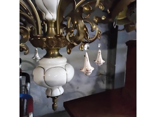 Lot 121 - antieken kroonluchter - brons & keramiek - afbeelding 3 van  5