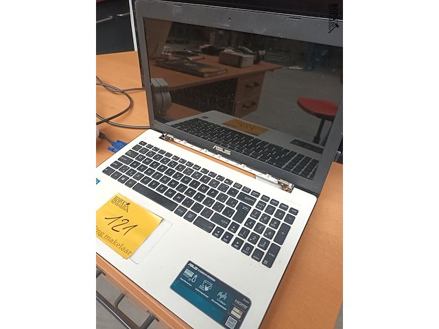 Lot 121 - asus laptop en acer scherm - afbeelding 2 van  5