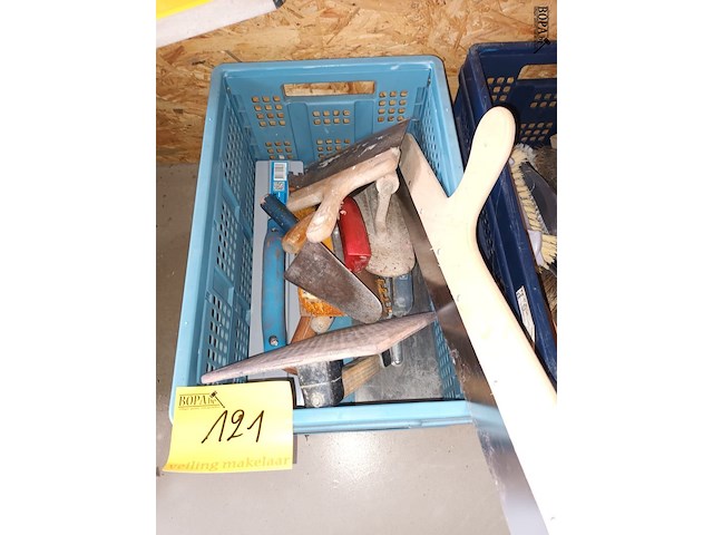 Lot 121 - bak met plamuurgereedschap - afbeelding 1 van  3