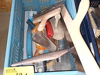 Lot 121 - bak met plamuurgereedschap - afbeelding 1 van  3