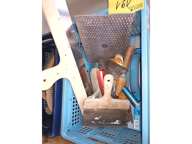 Lot 121 - bak met plamuurgereedschap - afbeelding 2 van  3