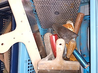 Lot 121 - bak met plamuurgereedschap - afbeelding 2 van  3