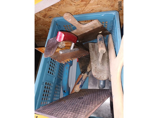 Lot 121 - bak met plamuurgereedschap - afbeelding 3 van  3