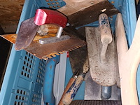 Lot 121 - bak met plamuurgereedschap - afbeelding 3 van  3