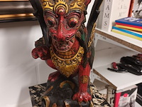 Lot 121 - balinese houten beeld - afbeelding 1 van  4