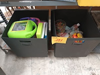 Lot 121 - boetseer- en knutselmateriaal - 2 dozen - afbeelding 1 van  6