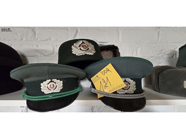 Lot 121 - ddr 3 kepies - afbeelding 1 van  4