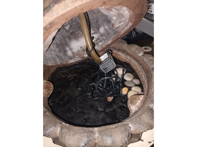 Lot 121 - fonteintje - afbeelding 2 van  3