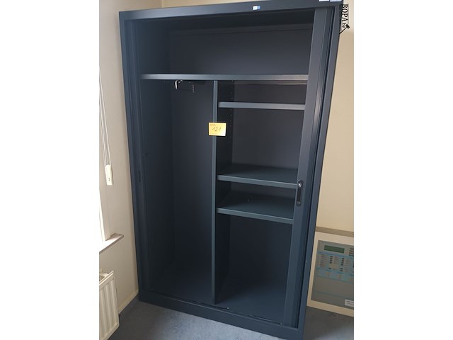 Lot 121 - hoge roldeurkast - afbeelding 2 van  2