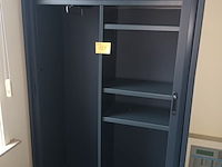 Lot 121 - hoge roldeurkast - afbeelding 2 van  2