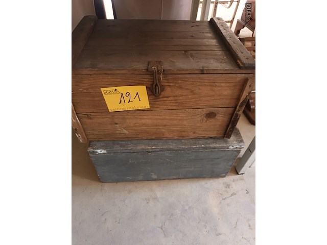Lot 121 - houten koffers. 2 stuks - afbeelding 1 van  4