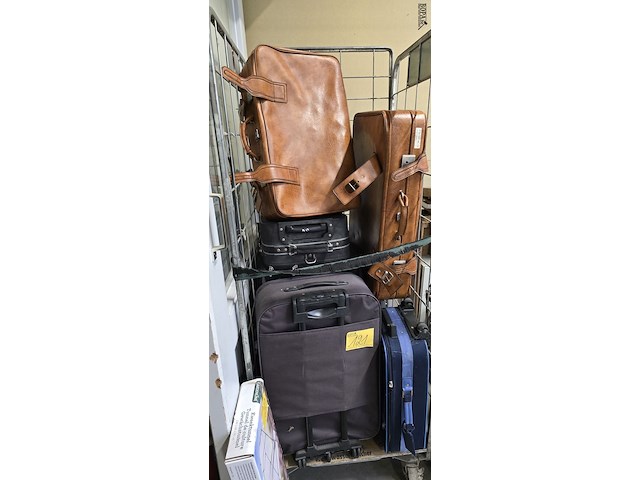 Lot 121 - lot valiezen ong 7 stuks - afbeelding 1 van  4