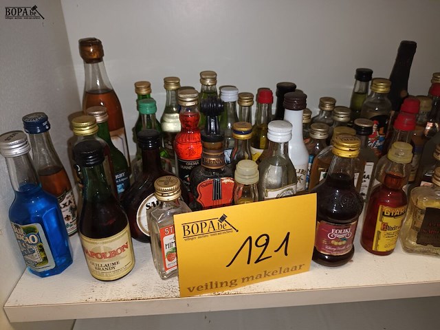 Lot 121 - miniatuur likeurflesjes. 50 stuks - afbeelding 1 van  5