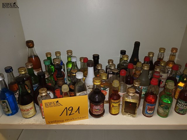 Lot 121 - miniatuur likeurflesjes. 50 stuks - afbeelding 2 van  5