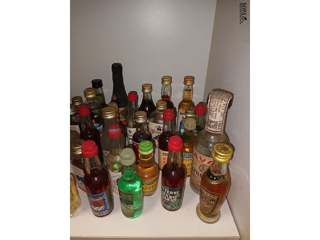 Lot 121 - miniatuur likeurflesjes. 50 stuks - afbeelding 3 van  5