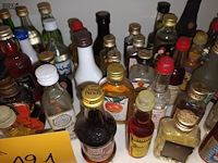 Lot 121 - miniatuur likeurflesjes. 50 stuks - afbeelding 4 van  5