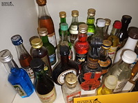 Lot 121 - miniatuur likeurflesjes. 50 stuks - afbeelding 5 van  5