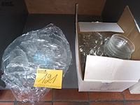 Lot 121 - punchset, glazen kannen en schalen - afbeelding 1 van  4