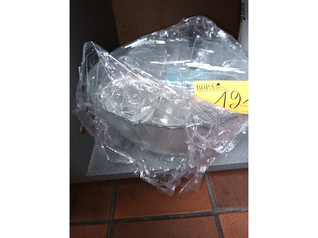Lot 121 - punchset, glazen kannen en schalen - afbeelding 3 van  4