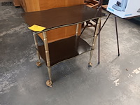 Lot 121 - vintage bijzettafel op wielen - afbeelding 1 van  3