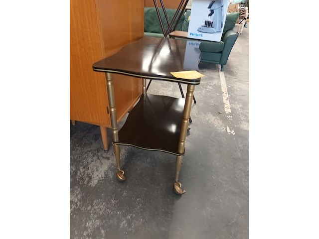 Lot 121 - vintage bijzettafel op wielen - afbeelding 2 van  3