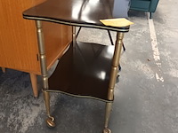 Lot 121 - vintage bijzettafel op wielen - afbeelding 2 van  3