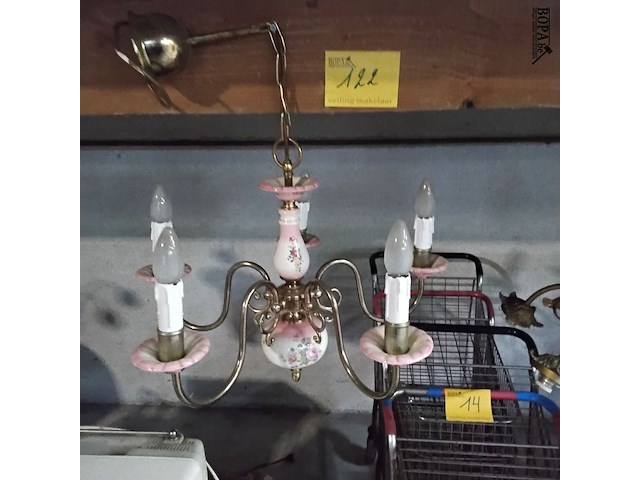 Lot 122 - antieken porseleinen kroonluchter met messing - bloemmotief - afbeelding 1 van  3