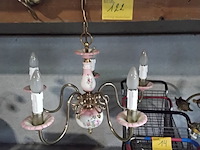 Lot 122 - antieken porseleinen kroonluchter met messing - bloemmotief - afbeelding 1 van  3