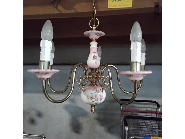 Lot 122 - antieken porseleinen kroonluchter met messing - bloemmotief - afbeelding 2 van  3