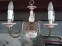 Lot 122 - antieken porseleinen kroonluchter met messing - bloemmotief - afbeelding 2 van  3