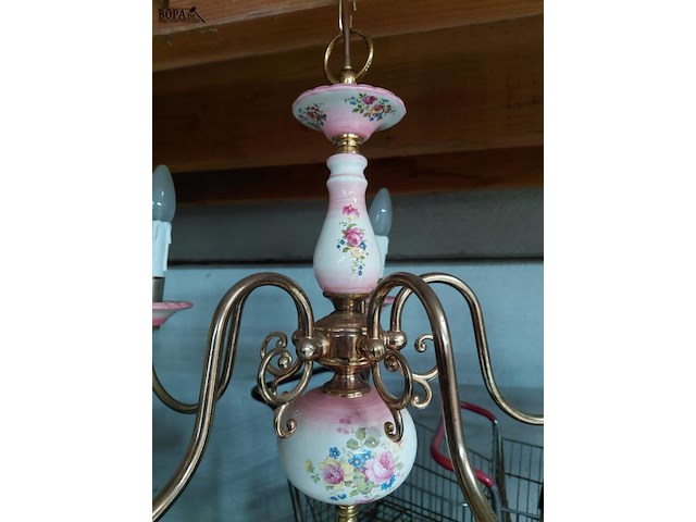 Lot 122 - antieken porseleinen kroonluchter met messing - bloemmotief - afbeelding 3 van  3