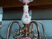 Lot 122 - antieken porseleinen kroonluchter met messing - bloemmotief - afbeelding 3 van  3