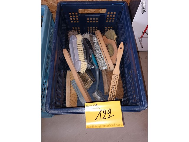 Lot 122 - bak met borstels. 11 stuks - afbeelding 1 van  2