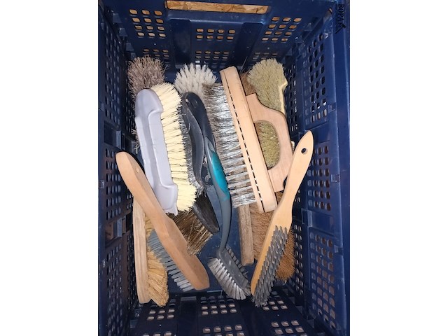 Lot 122 - bak met borstels. 11 stuks - afbeelding 2 van  2