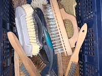 Lot 122 - bak met borstels. 11 stuks - afbeelding 2 van  2