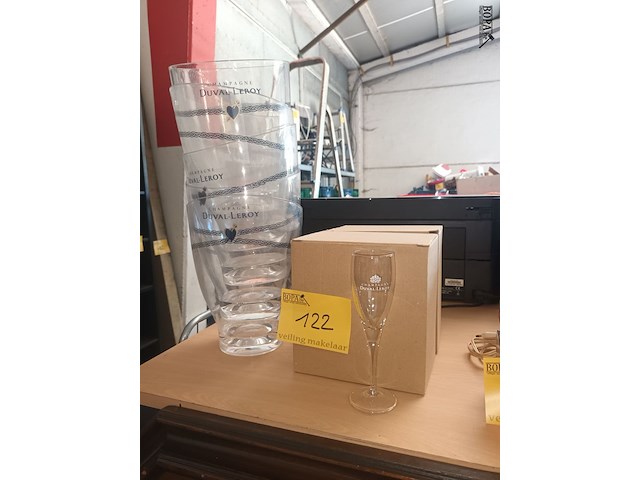 Lot 122 - champagne koelers en glazen - afbeelding 1 van  3